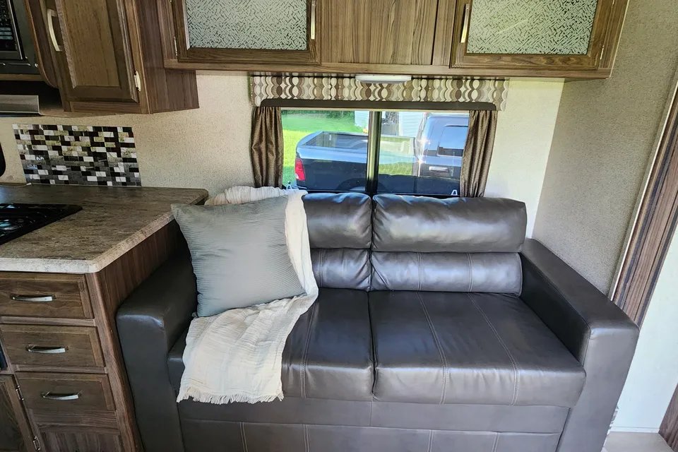 Fully Stocked CLEAN 34' Bunkhouse 2018 Coachmen Apex