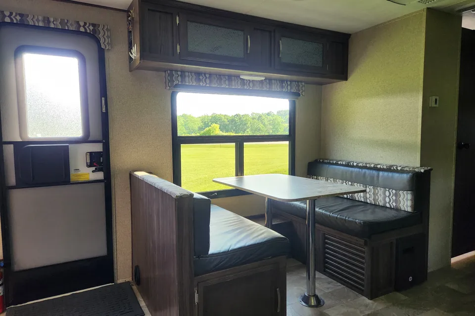Fully Stocked CLEAN 34' Bunkhouse 2018 Coachmen Apex