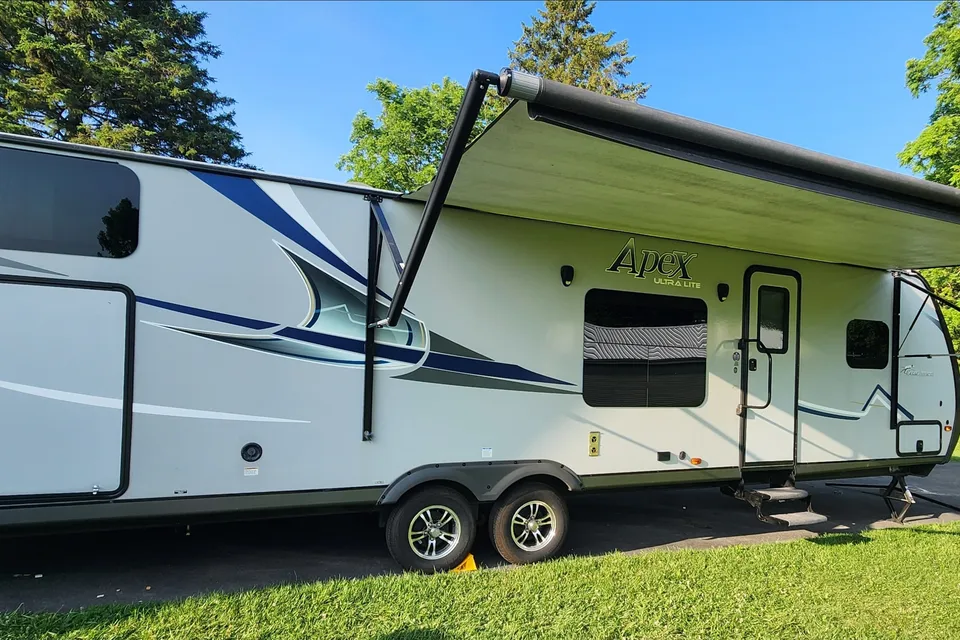 Fully Stocked CLEAN 34' Bunkhouse 2018 Coachmen Apex