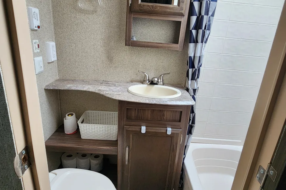 Fully Stocked CLEAN 34' Bunkhouse 2018 Coachmen Apex