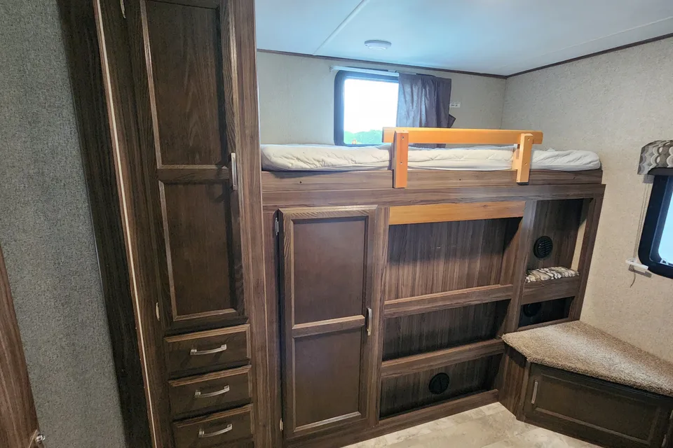 Fully Stocked CLEAN 34' Bunkhouse 2018 Coachmen Apex