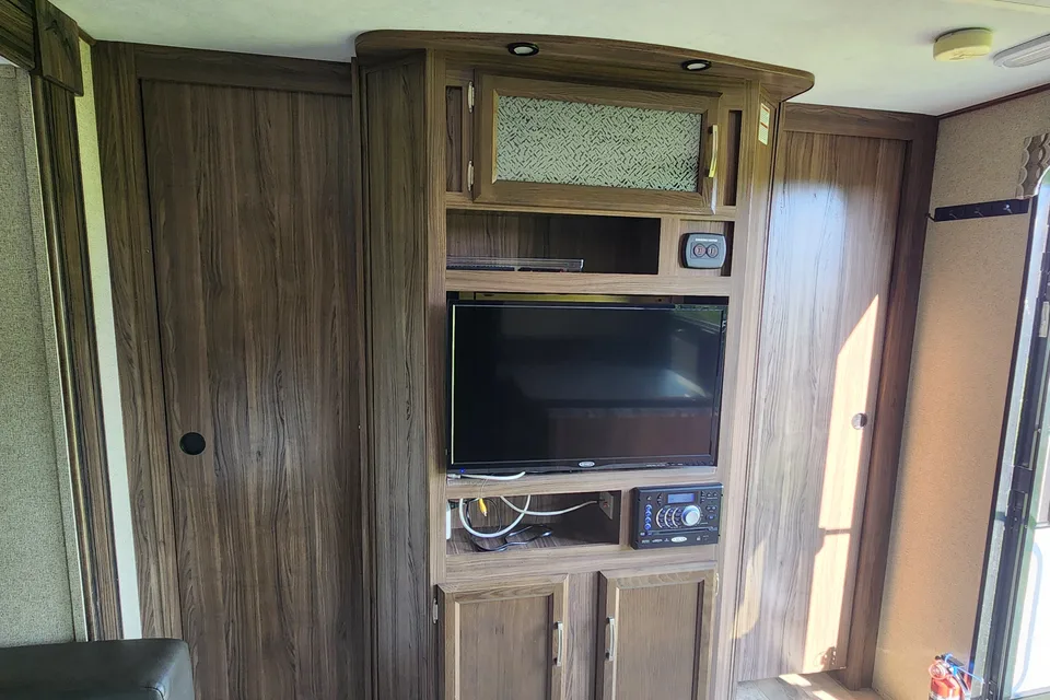 Fully Stocked CLEAN 34' Bunkhouse 2018 Coachmen Apex