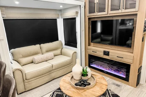 2025 Luxury 5th Wheel - SandPiper 3800RK