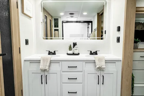 2025 Luxury 5th Wheel - SandPiper 3800RK