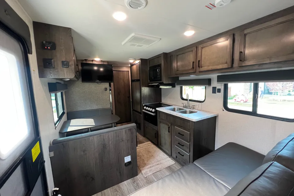 2021 Starcraft Autumnridge Travel Trailer