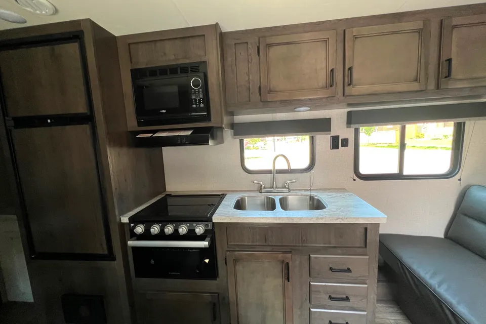 2021 Starcraft Autumnridge Travel Trailer