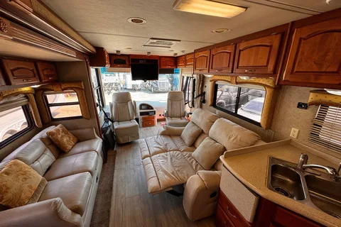 RUNASO's Holiday Rambler Vacationer Class A