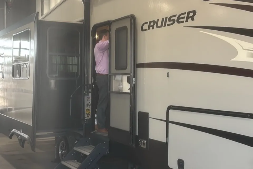 Roberto's Cruiser RV Cross roads 3451FB Fifth Wheel