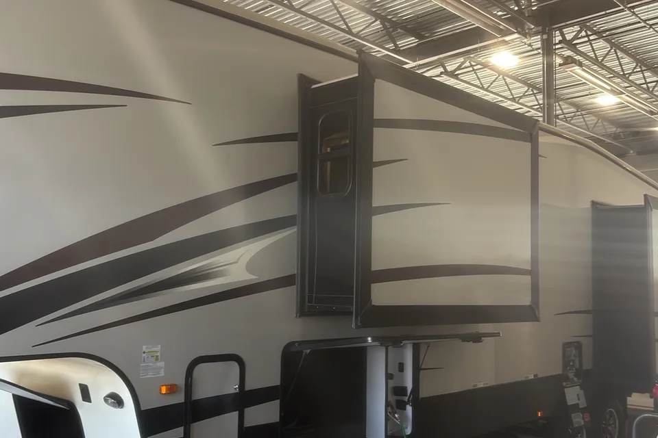 Roberto's Cruiser RV Cross roads 3451FB Fifth Wheel