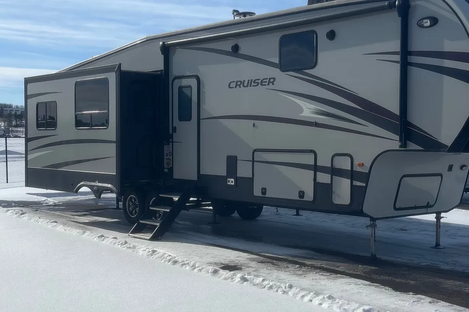 Roberto's Cruiser RV Cross roads 3451FB Fifth Wheel