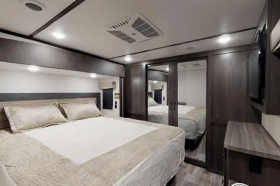 Roberto's Cruiser RV Cross roads 3451FB Fifth Wheel