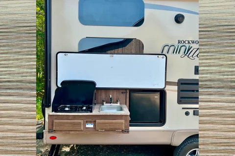 Perfect Family Trailer: Rockwood Minilite with Queen Murphy Bed and Double-size Bunks
