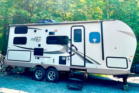 Perfect Family Trailer: Rockwood Minilite with Queen Murphy Bed and Double-size Bunks