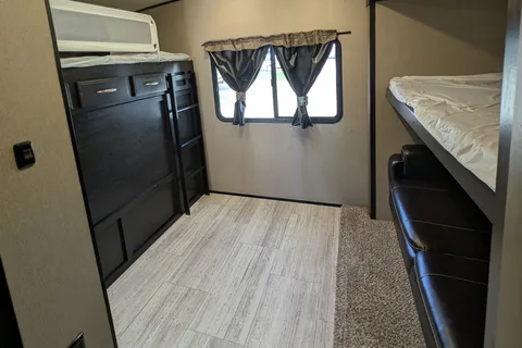 Family friendly 35FT Travel Trailer with Bunk room