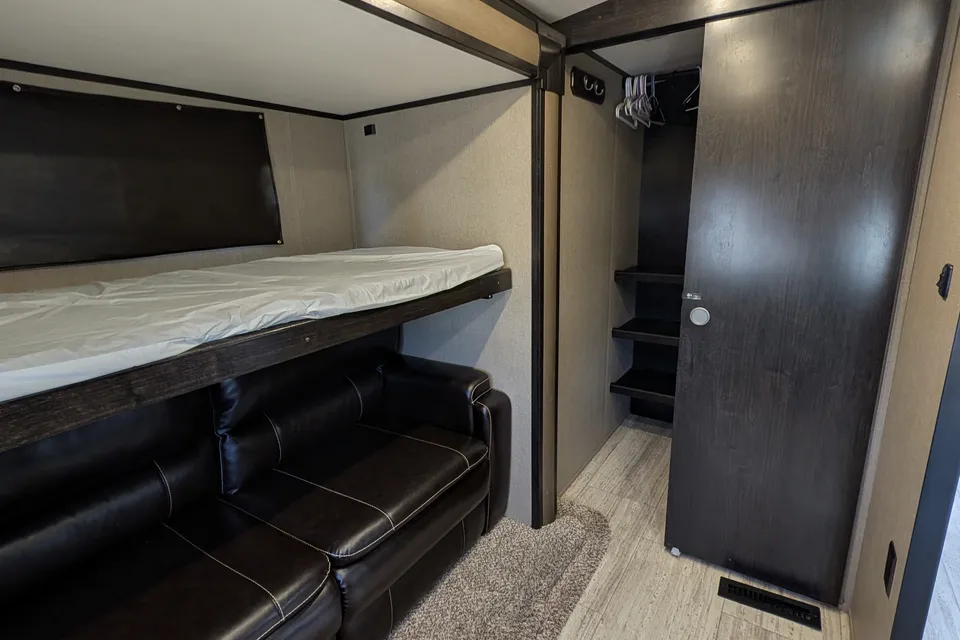 Family friendly 35FT Travel Trailer with Bunk room