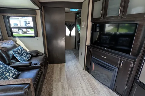 Family friendly 35FT Travel Trailer with Bunk room