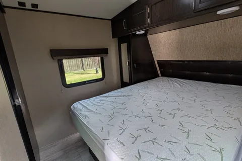 Family friendly 35FT Travel Trailer with Bunk room