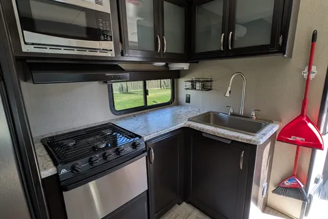 Family friendly 35FT Travel Trailer with Bunk room