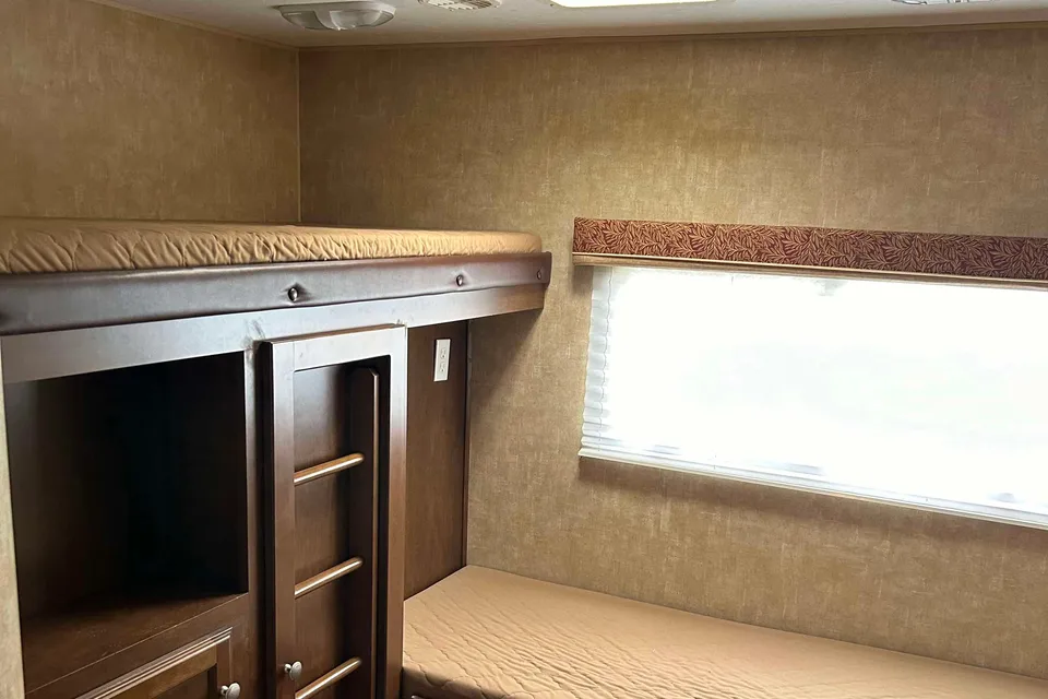 Brittany's Spacious Sport Trek Family Friendly Travel Trailer