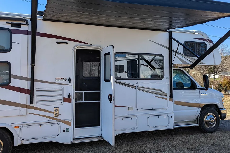 Alex's 2018 Sunseeker -sleeps up to 6- multilingual owners