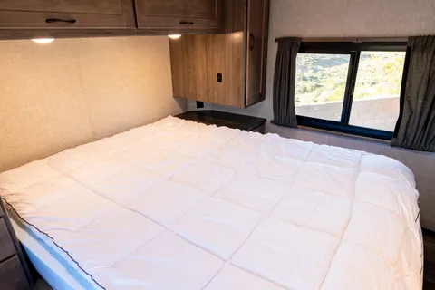 2020 Winnebago Minnie Winnie 31f - w/ Starlink