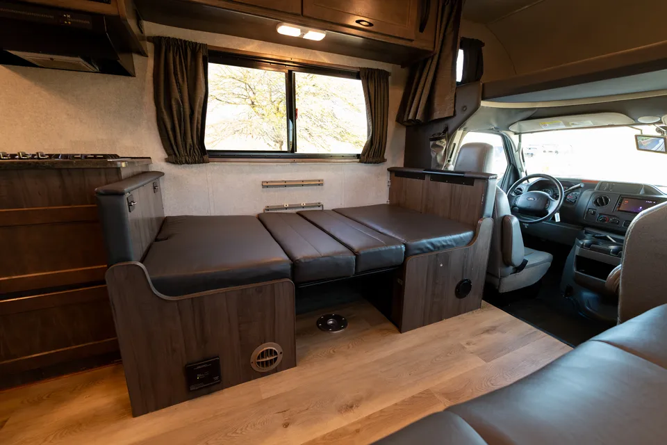2020 Winnebago Minnie Winnie 31f - w/ Starlink