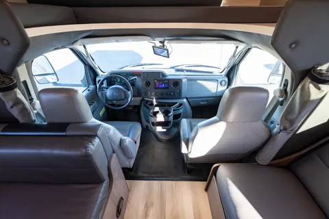 2020 Winnebago Minnie Winnie 31f - w/ Starlink