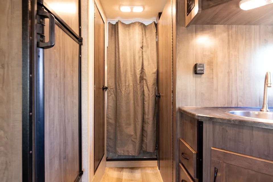 2020 Winnebago Minnie Winnie 31f - w/ Starlink