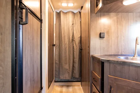 2020 Winnebago Minnie Winnie 31f - w/ Starlink
