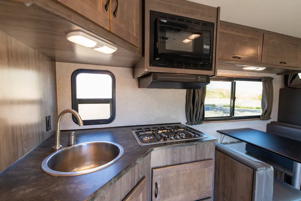 2020 Winnebago Minnie Winnie 31f - w/ Starlink