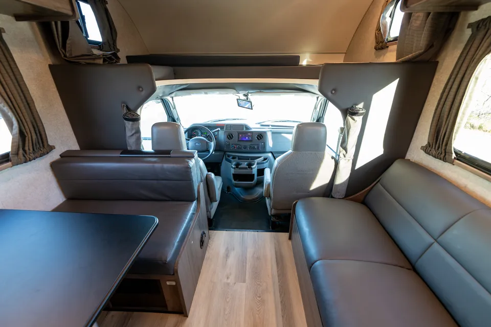 2020 Winnebago Minnie Winnie 31f - w/ Starlink