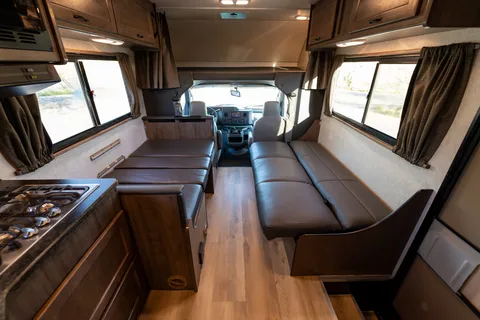 2020 Winnebago Minnie Winnie 31f - w/ Starlink