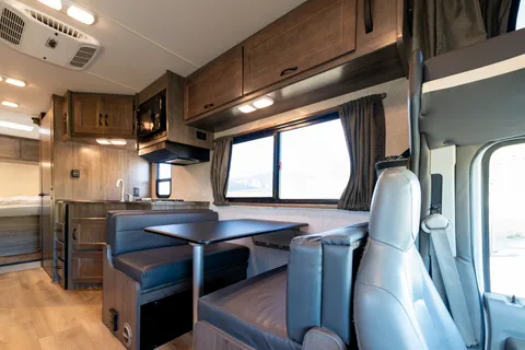 2020 Winnebago Minnie Winnie 31f - w/ Starlink