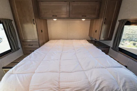 2020 Winnebago Minnie Winnie 31f - w/ Starlink