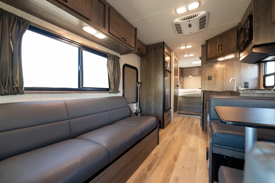 2020 Winnebago Minnie Winnie 31f - w/ Starlink