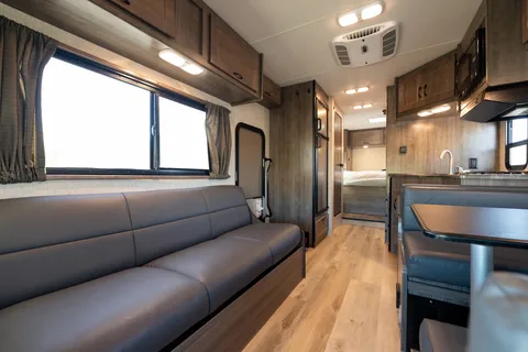 2020 Winnebago Minnie Winnie 31f - w/ Starlink