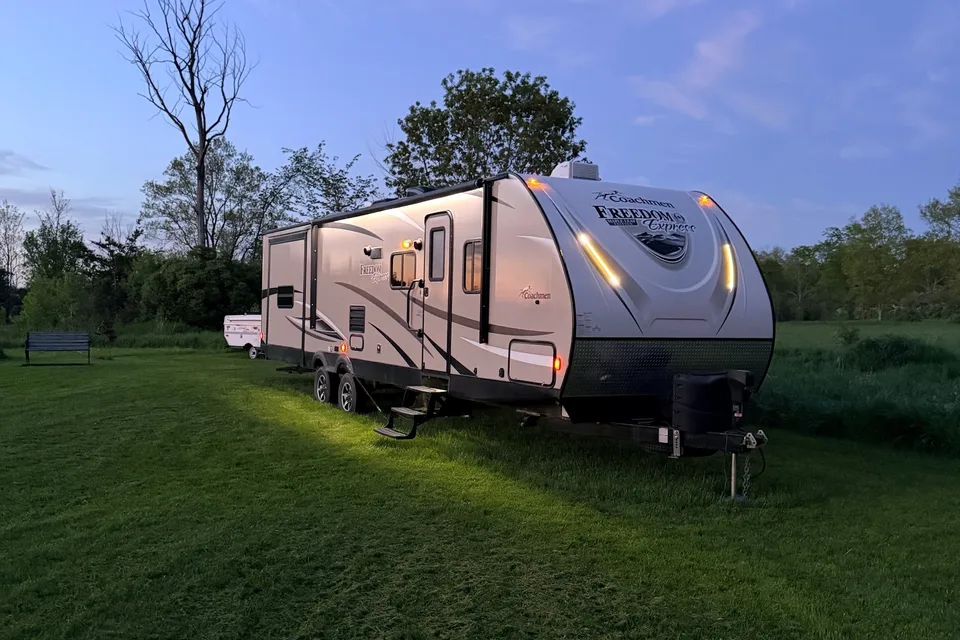 Leduc Recreation Coachmen Freedom Express 312BHDS Travel Trailer