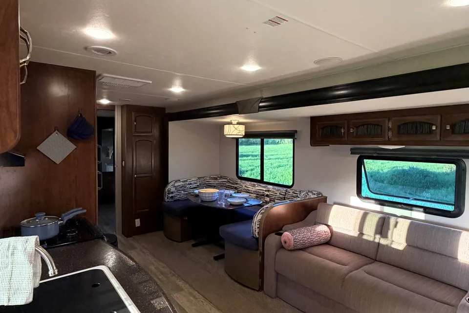 Leduc Recreation Coachmen Freedom Express 312BHDS Travel Trailer