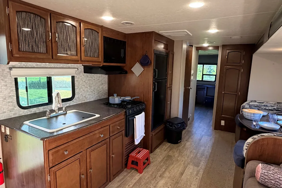 Leduc Recreation Coachmen Freedom Express 312BHDS Travel Trailer