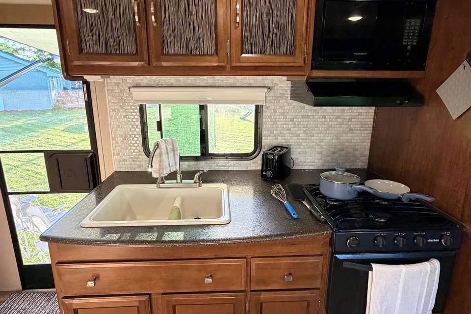 Leduc Recreation Coachmen Freedom Express 312BHDS Travel Trailer
