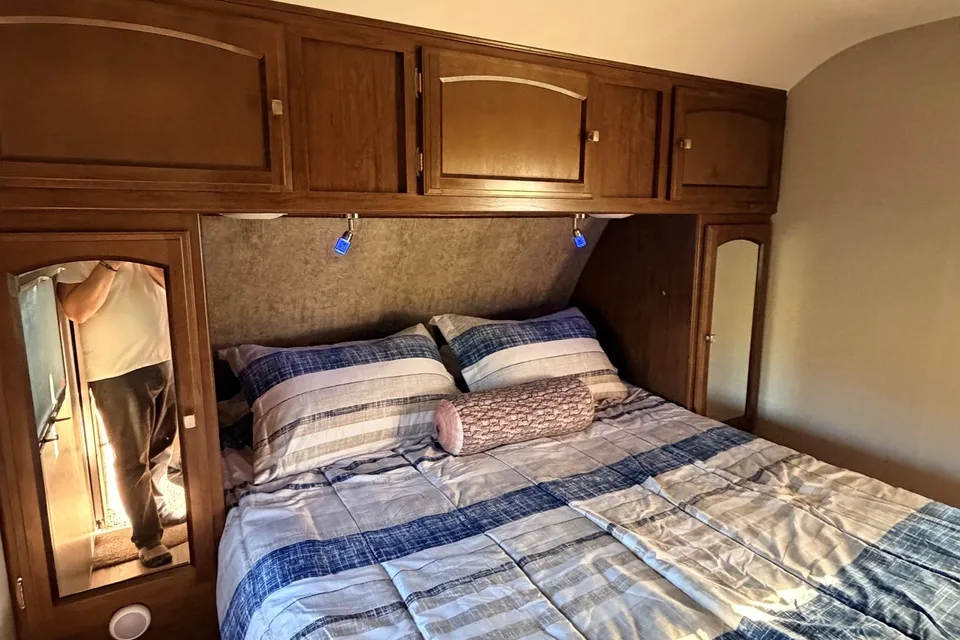 Leduc Recreation Coachmen Freedom Express 312BHDS Travel Trailer