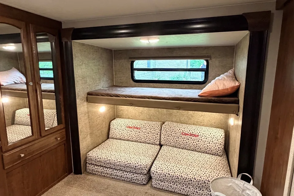 Leduc Recreation Coachmen Freedom Express 312BHDS Travel Trailer