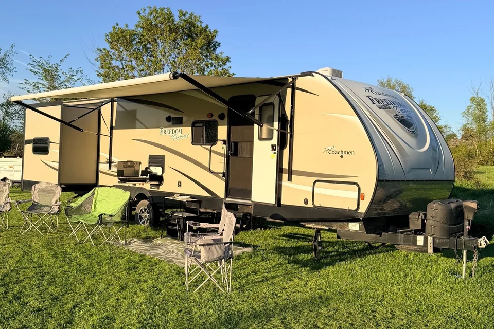 Leduc Recreation Coachmen Freedom Express 312BHDS Travel Trailer