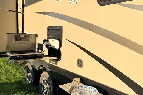 Leduc Recreation Coachmen Freedom Express 312BHDS Travel Trailer