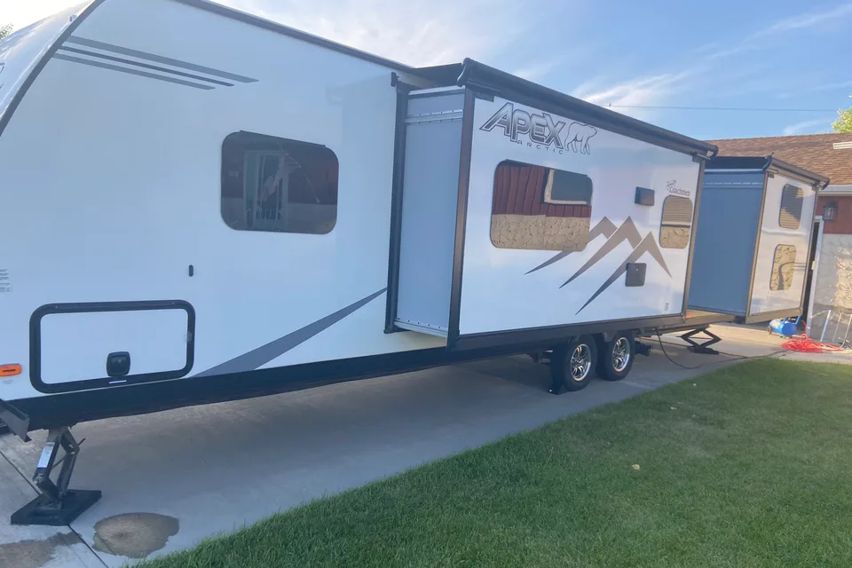 Smith’s Coachmen Apex Travel Trailer
