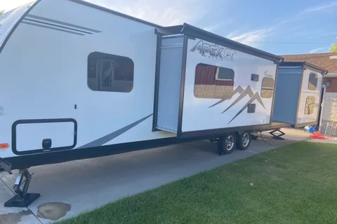 Smith’s Coachmen Apex Travel Trailer