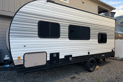 Viktoriya 's Winnebago Micro Minnie 1700bh Travel Trailer