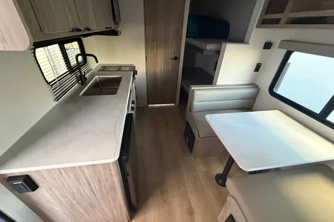 Viktoriya 's Winnebago Micro Minnie 1700bh Travel Trailer