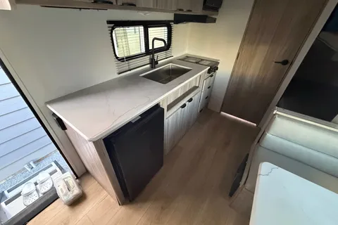 Viktoriya 's Winnebago Micro Minnie 1700bh Travel Trailer