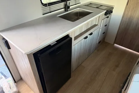 Viktoriya 's Winnebago Micro Minnie 1700bh Travel Trailer